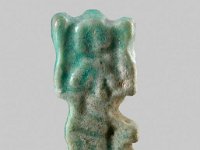 Aeg F 135  Aeg F 135, 30. Dynastie, Schu, Hellblaue Fayence, H 2,1 cm, B 0,9 cm, T 0,7 cm : Bestandskatalog Ägypten, Museumsfoto: Claus Cordes